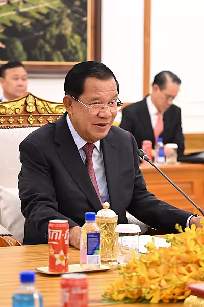 សម្តេចតេជោ ហ៊ុន សែន ផ្តល់អនុសាសន៍ដល់ឯកឧត្តមសាស្រ្តាចារ្យបណ្ឌិត Dato Sri Prof. Dr. Tahir ពិនិត្យលទ្ធភាពរៀបចំអភិវឌ្ឍភូមិអតីតយុទ្ធជនមួយ ដើម្បីរួមចំណែកក្នុងបុព្វហេតុជាមួយអតីតយុទ្ធជនកម្ពុជា - Image 2