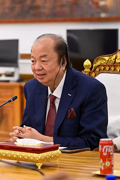 សម្តេចតេជោ ហ៊ុន សែន ផ្តល់អនុសាសន៍ដល់ឯកឧត្តមសាស្រ្តាចារ្យបណ្ឌិត Dato Sri Prof. Dr. Tahir ពិនិត្យលទ្ធភាពរៀបចំអភិវឌ្ឍភូមិអតីតយុទ្ធជនមួយ ដើម្បីរួមចំណែកក្នុងបុព្វហេតុជាមួយអតីតយុទ្ធជនកម្ពុជា - Image 3