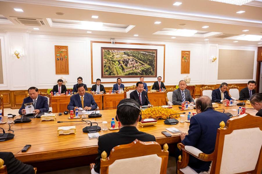 សម្តេចតេជោ ហ៊ុន សែន ផ្តល់អនុសាសន៍ដល់ឯកឧត្តមសាស្រ្តាចារ្យបណ្ឌិត Dato Sri Prof. Dr. Tahir ពិនិត្យលទ្ធភាពរៀបចំអភិវឌ្ឍភូមិអតីតយុទ្ធជនមួយ ដើម្បីរួមចំណែកក្នុងបុព្វហេតុជាមួយអតីតយុទ្ធជនកម្ពុជា - Image 4