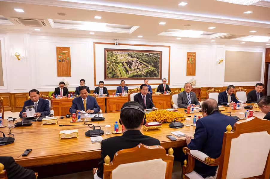 សម្តេចតេជោ ហ៊ុន សែន ផ្តល់អនុសាសន៍ដល់ឯកឧត្តមសាស្រ្តាចារ្យបណ្ឌិត Dato Sri Prof. Dr. Tahir ពិនិត្យលទ្ធភាពរៀបចំអភិវឌ្ឍភូមិអតីតយុទ្ធជនមួយ ដើម្បីរួមចំណែកក្នុងបុព្វហេតុជាមួយអតីតយុទ្ធជនកម្ពុជា - Image 4