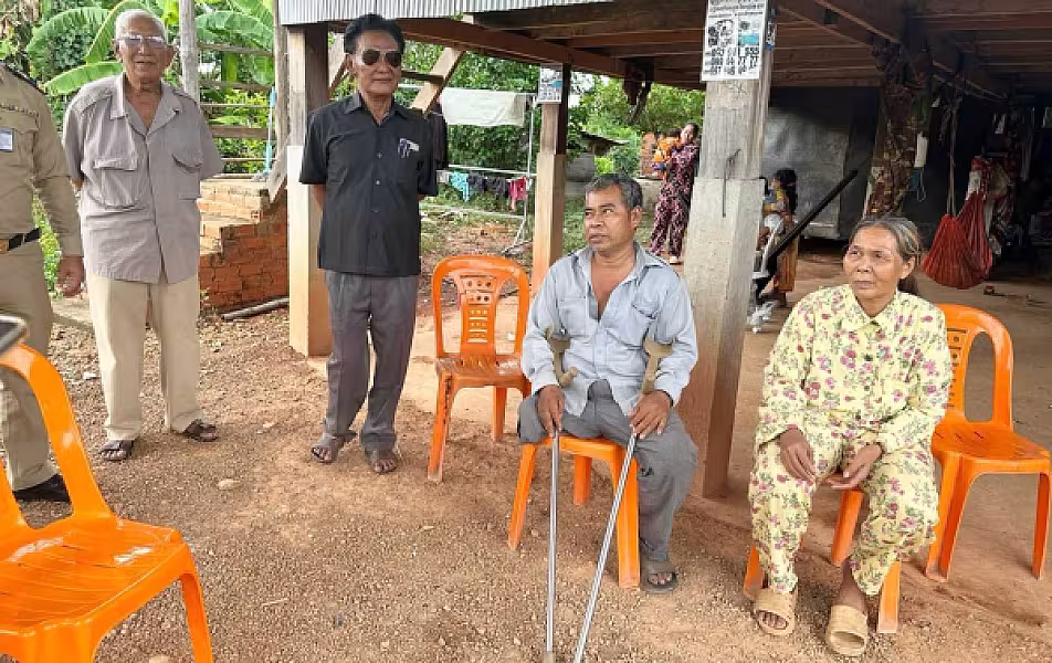 អ.ន.ក. ស្រុកគាត់ក្រឡ ចុះសាកសួរសុខទុក្ខ និងពិនិត្យស្ថានភាពជីវភាពអតីតយុទ្ធជន