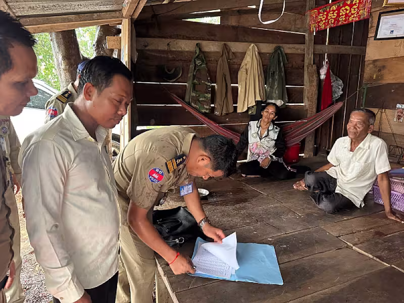 អ.ន.ក. ស្រុកគាត់ក្រឡ ចុះសាកសួរសុខទុក្ខ និងពិនិត្យស្ថានភាពជីវភាពអតីតយុទ្ធជន - Image 6
