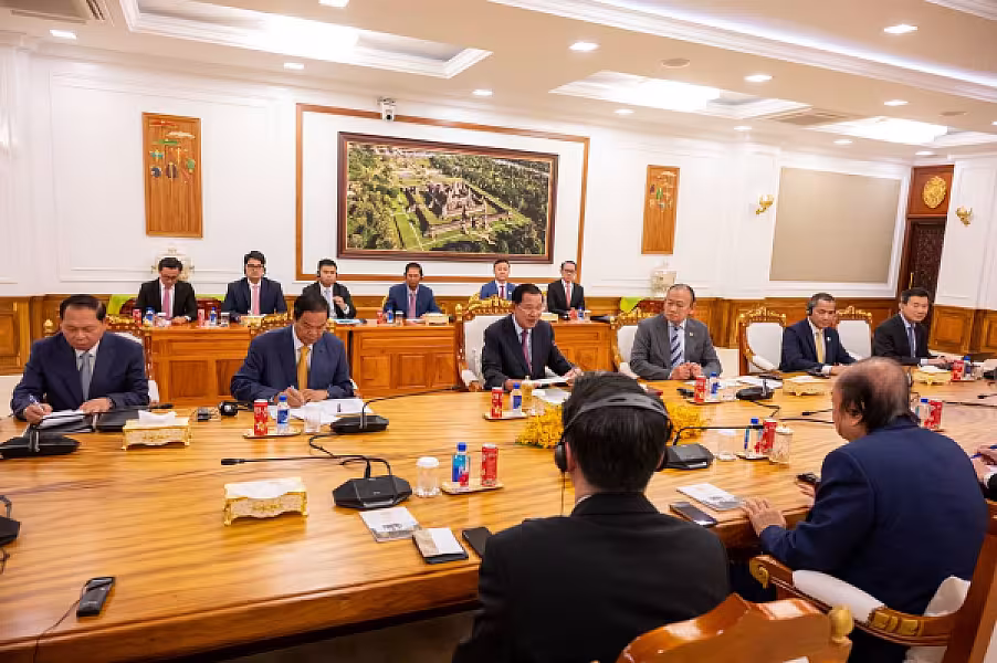 សម្តេចតេជោ ហ៊ុន សែន ផ្តល់អនុសាសន៍ដល់ឯកឧត្តមសាស្រ្តាចារ្យបណ្ឌិត Dato Sri Prof. Dr. Tahir ពិនិត្យលទ្ធភាពរៀបចំអភិវឌ្ឍភូមិអតីតយុទ្ធជនមួយ ដើម្បីរួមចំណែកក្នុងបុព្វហេតុជាមួយអតីតយុទ្ធជនកម្ពុជា - Image 5