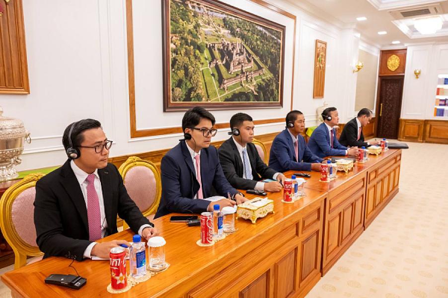 សម្តេចតេជោ ហ៊ុន សែន ផ្តល់អនុសាសន៍ដល់ឯកឧត្តមសាស្រ្តាចារ្យបណ្ឌិត Dato Sri Prof. Dr. Tahir ពិនិត្យលទ្ធភាពរៀបចំអភិវឌ្ឍភូមិអតីតយុទ្ធជនមួយ ដើម្បីរួមចំណែកក្នុងបុព្វហេតុជាមួយអតីតយុទ្ធជនកម្ពុជា - Image 6