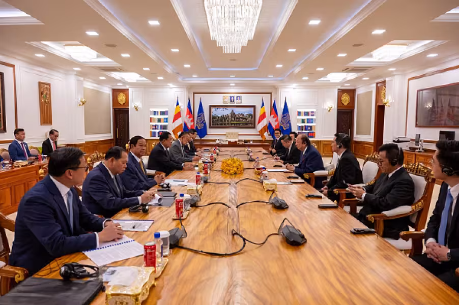 សម្តេចតេជោ ហ៊ុន សែន ផ្តល់អនុសាសន៍ដល់ឯកឧត្តមសាស្រ្តាចារ្យបណ្ឌិត Dato Sri Prof. Dr. Tahir ពិនិត្យលទ្ធភាពរៀបចំអភិវឌ្ឍភូមិអតីតយុទ្ធជនមួយ ដើម្បីរួមចំណែកក្នុងបុព្វហេតុជាមួយអតីតយុទ្ធជនកម្ពុជា - Image 7