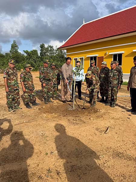ឯកឧត្តម ម៉ាង ស៊ីណេត អញ្ជើញជាអធិបតីភាពក្នុងពិធីដាំដើមឈើក្នុងបរិវេណស្នាក់ការសមាគមខេត្ត - Image 7