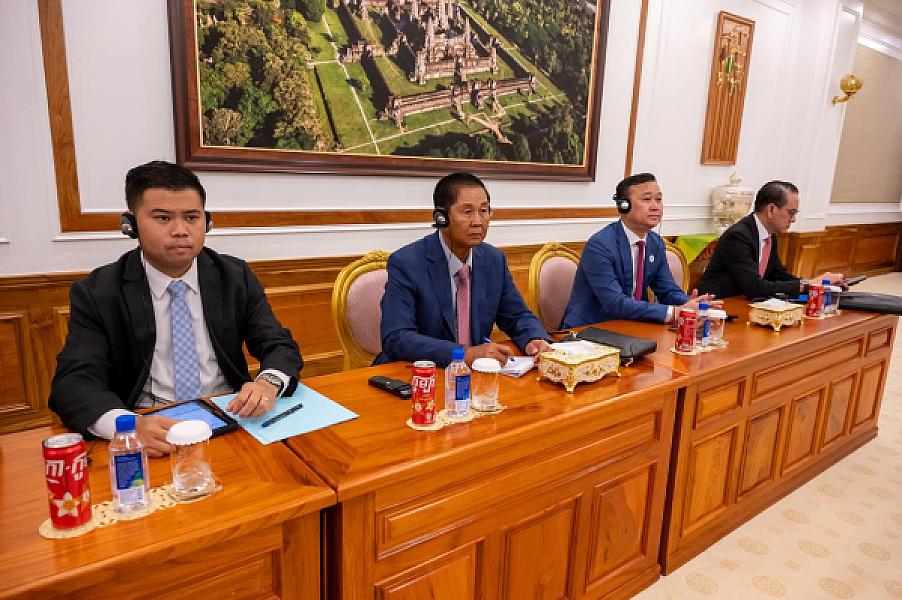 សម្តេចតេជោ ហ៊ុន សែន ផ្តល់អនុសាសន៍ដល់ឯកឧត្តមសាស្រ្តាចារ្យបណ្ឌិត Dato Sri Prof. Dr. Tahir ពិនិត្យលទ្ធភាពរៀបចំអភិវឌ្ឍភូមិអតីតយុទ្ធជនមួយ ដើម្បីរួមចំណែកក្នុងបុព្វហេតុជាមួយអតីតយុទ្ធជនកម្ពុជា - Image 9