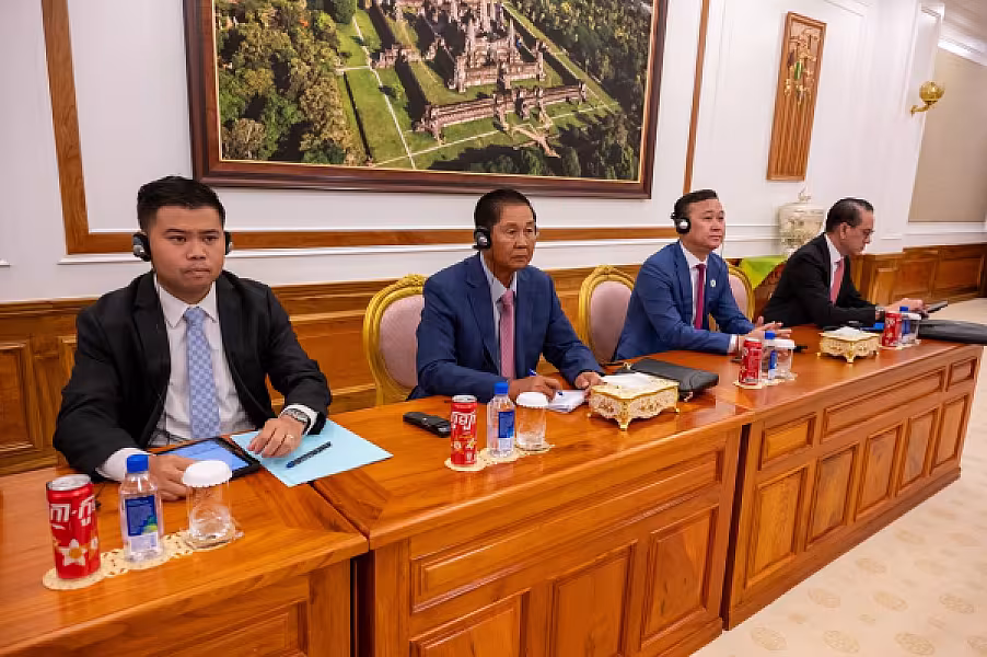 សម្តេចតេជោ ហ៊ុន សែន ផ្តល់អនុសាសន៍ដល់ឯកឧត្តមសាស្រ្តាចារ្យបណ្ឌិត Dato Sri Prof. Dr. Tahir ពិនិត្យលទ្ធភាពរៀបចំអភិវឌ្ឍភូមិអតីតយុទ្ធជនមួយ ដើម្បីរួមចំណែកក្នុងបុព្វហេតុជាមួយអតីតយុទ្ធជនកម្ពុជា - Image 9