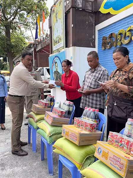 អ.ន.ក.ខណ្ឌទួលគោក នាំយកថវិកាបេឡាមរណសង្គ្រោះ និងអំណោយជូនគ្រួសារសពសមាជិក - Image 3