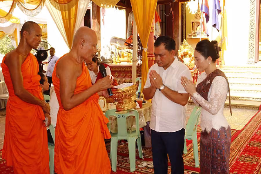 សម្ដេចតេជោ និងសម្ដេចកិត្តិព្រឹទ្ធបណ្ឌិត រៀបចំចង្ហាន់ប្រគេនបេក្ខសមណសិស្ស និងផ្ដល់ដល់សិស្សជាង១,២០០អង្គ/នាក់ ក្នុងឱកាសប្រឡងធម្មវិន័យ 