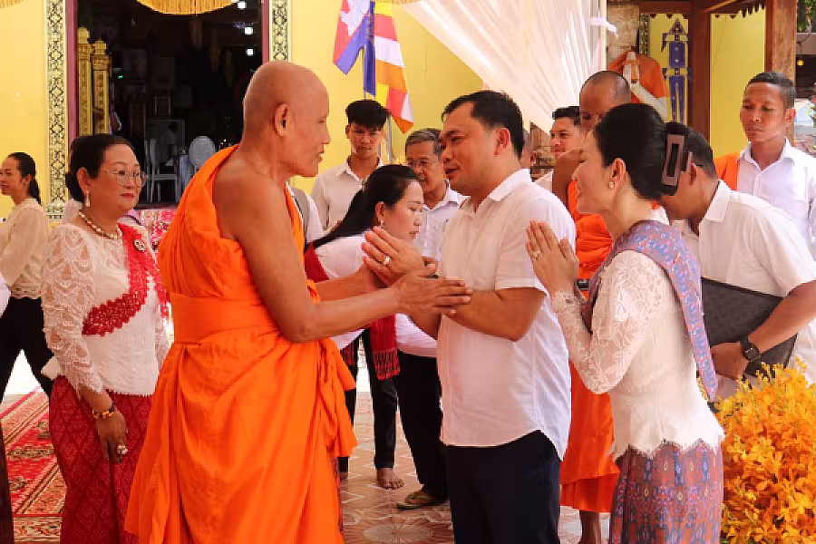 សម្ដេចតេជោ និងសម្ដេចកិត្តិព្រឹទ្ធបណ្ឌិត រៀបចំចង្ហាន់ប្រគេនបេក្ខសមណសិស្ស និងផ្ដល់ដល់សិស្សជាង១,២០០អង្គ/នាក់ ក្នុងឱកាសប្រឡងធម្មវិន័យ  - Image 2