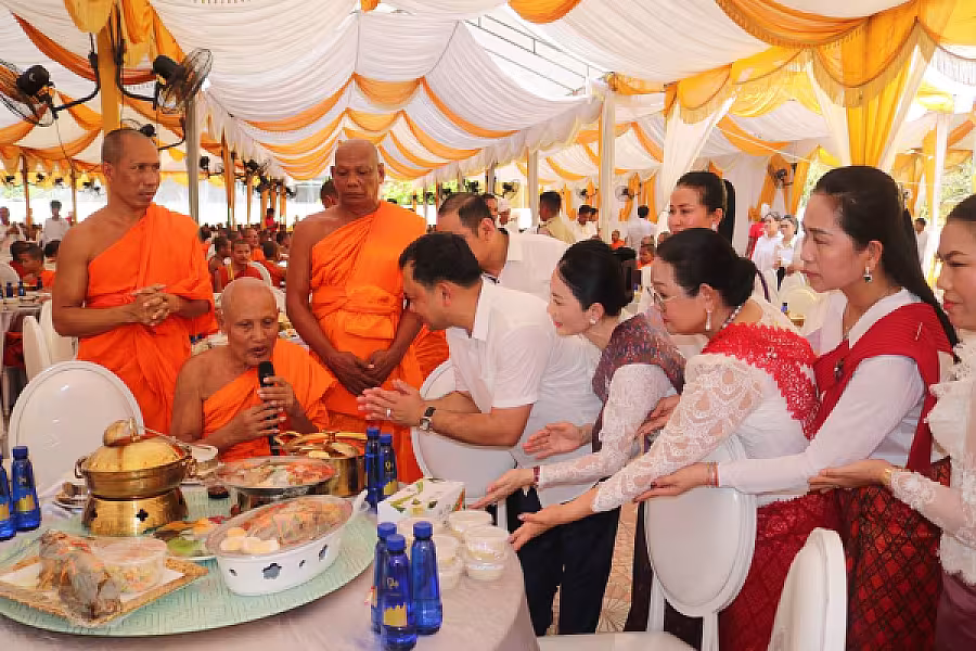 សម្ដេចតេជោ និងសម្ដេចកិត្តិព្រឹទ្ធបណ្ឌិត រៀបចំចង្ហាន់ប្រគេនបេក្ខសមណសិស្ស និងផ្ដល់ដល់សិស្សជាង១,២០០អង្គ/នាក់ ក្នុងឱកាសប្រឡងធម្មវិន័យ  - Image 3