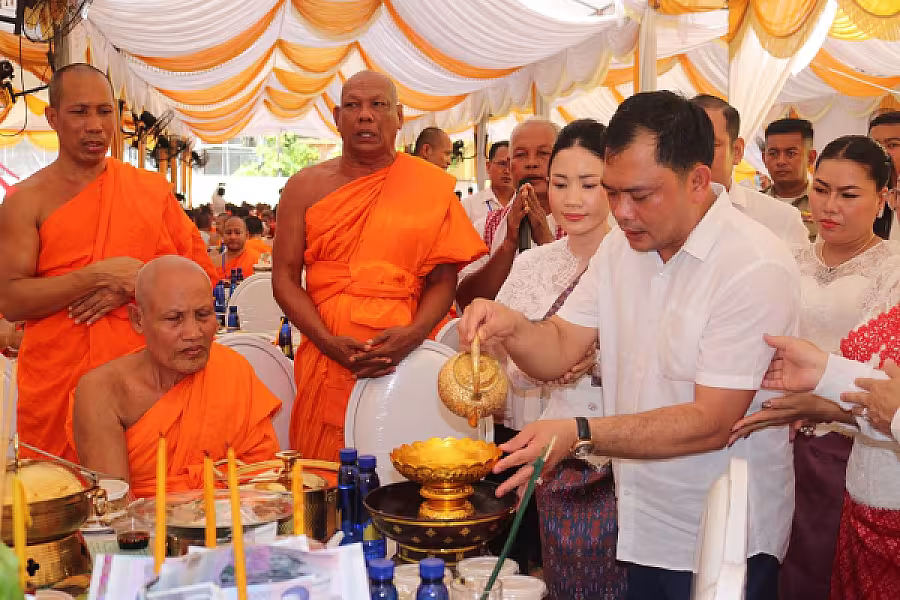 សម្ដេចតេជោ និងសម្ដេចកិត្តិព្រឹទ្ធបណ្ឌិត រៀបចំចង្ហាន់ប្រគេនបេក្ខសមណសិស្ស និងផ្ដល់ដល់សិស្សជាង១,២០០អង្គ/នាក់ ក្នុងឱកាសប្រឡងធម្មវិន័យ  - Image 4