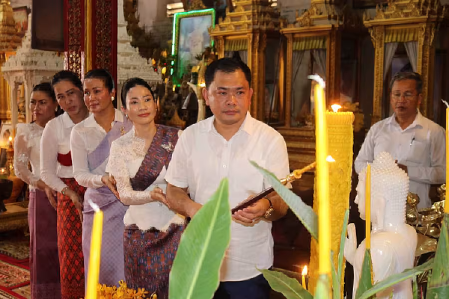 សម្ដេចតេជោ និងសម្ដេចកិត្តិព្រឹទ្ធបណ្ឌិត រៀបចំចង្ហាន់ប្រគេនបេក្ខសមណសិស្ស និងផ្ដល់ដល់សិស្សជាង១,២០០អង្គ/នាក់ ក្នុងឱកាសប្រឡងធម្មវិន័យ  - Image 5