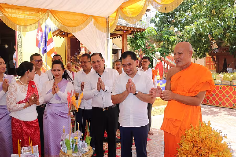 សម្ដេចតេជោ និងសម្ដេចកិត្តិព្រឹទ្ធបណ្ឌិត រៀបចំចង្ហាន់ប្រគេនបេក្ខសមណសិស្ស និងផ្ដល់ដល់សិស្សជាង១,២០០អង្គ/នាក់ ក្នុងឱកាសប្រឡងធម្មវិន័យ  - Image 7