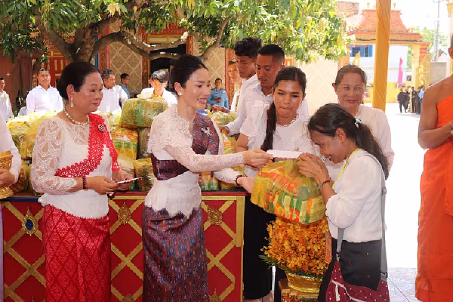 សម្ដេចតេជោ និងសម្ដេចកិត្តិព្រឹទ្ធបណ្ឌិត រៀបចំចង្ហាន់ប្រគេនបេក្ខសមណសិស្ស និងផ្ដល់ដល់សិស្សជាង១,២០០អង្គ/នាក់ ក្នុងឱកាសប្រឡងធម្មវិន័យ  - Image 9