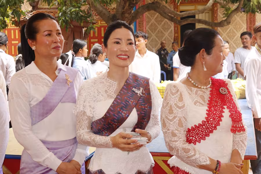 សម្ដេចតេជោ និងសម្ដេចកិត្តិព្រឹទ្ធបណ្ឌិត រៀបចំចង្ហាន់ប្រគេនបេក្ខសមណសិស្ស និងផ្ដល់ដល់សិស្សជាង១,២០០អង្គ/នាក់ ក្នុងឱកាសប្រឡងធម្មវិន័យ  - Image 10