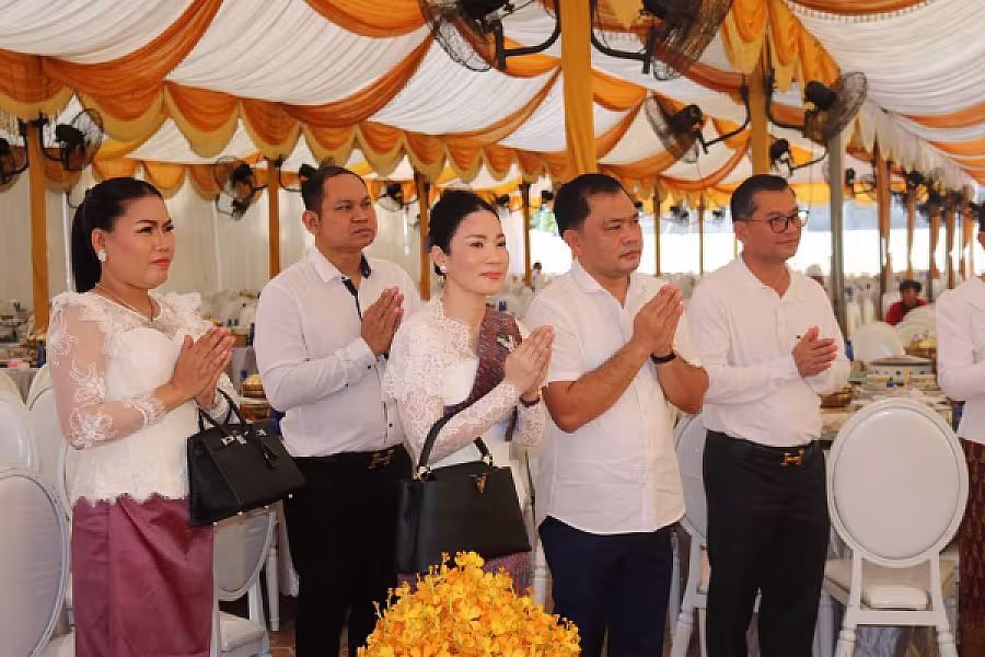 សម្ដេចតេជោ និងសម្ដេចកិត្តិព្រឹទ្ធបណ្ឌិត រៀបចំចង្ហាន់ប្រគេនបេក្ខសមណសិស្ស និងផ្ដល់ដល់សិស្សជាង១,២០០អង្គ/នាក់ ក្នុងឱកាសប្រឡងធម្មវិន័យ  - Image 11