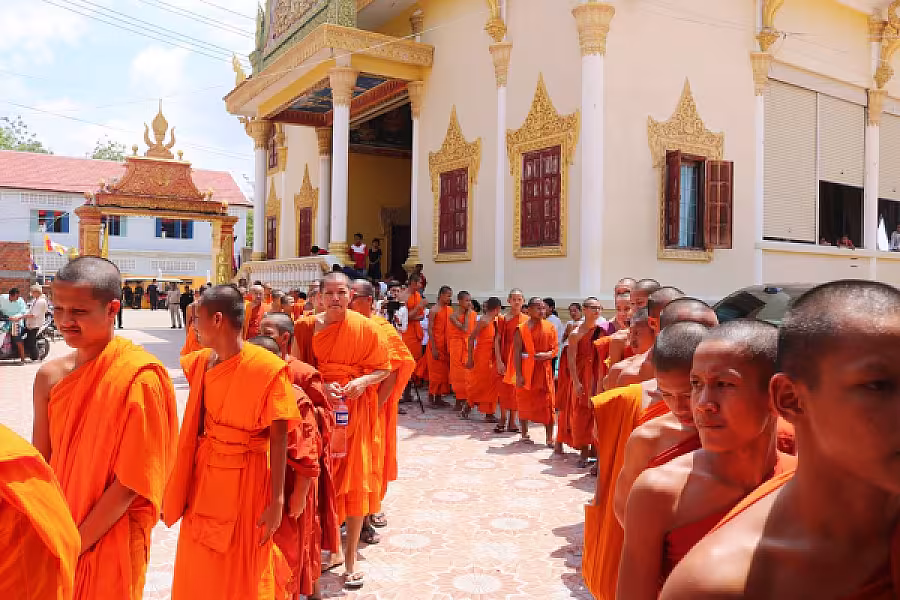 សម្ដេចតេជោ និងសម្ដេចកិត្តិព្រឹទ្ធបណ្ឌិត រៀបចំចង្ហាន់ប្រគេនបេក្ខសមណសិស្ស និងផ្ដល់ដល់សិស្សជាង១,២០០អង្គ/នាក់ ក្នុងឱកាសប្រឡងធម្មវិន័យ  - Image 12