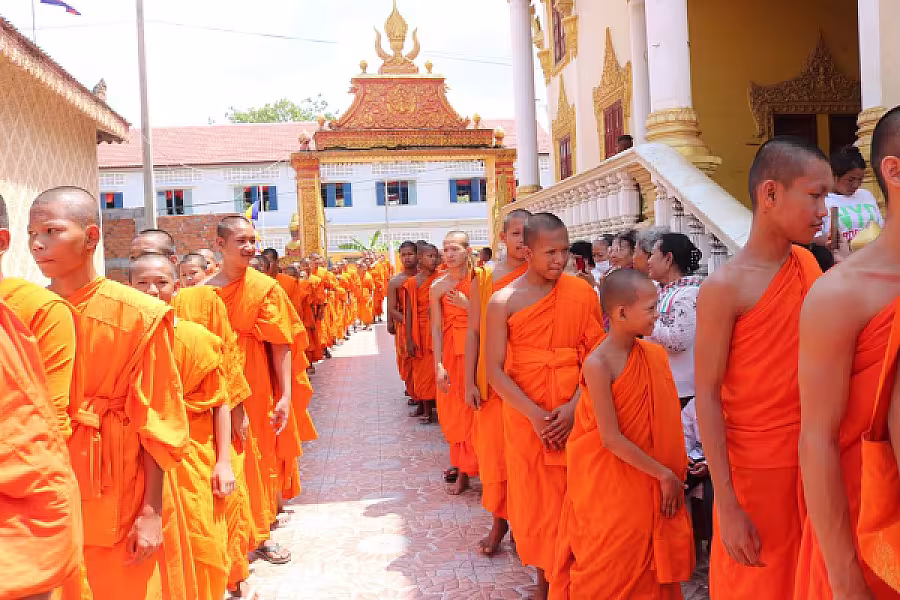 សម្ដេចតេជោ និងសម្ដេចកិត្តិព្រឹទ្ធបណ្ឌិត រៀបចំចង្ហាន់ប្រគេនបេក្ខសមណសិស្ស និងផ្ដល់ដល់សិស្សជាង១,២០០អង្គ/នាក់ ក្នុងឱកាសប្រឡងធម្មវិន័យ  - Image 13