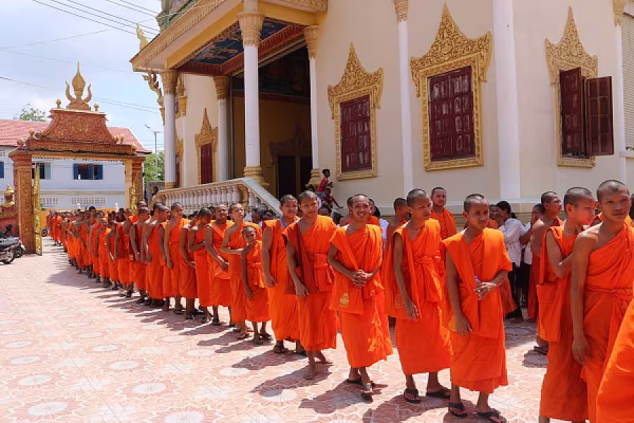 សម្ដេចតេជោ និងសម្ដេចកិត្តិព្រឹទ្ធបណ្ឌិត រៀបចំចង្ហាន់ប្រគេនបេក្ខសមណសិស្ស និងផ្ដល់ដល់សិស្សជាង១,២០០អង្គ/នាក់ ក្នុងឱកាសប្រឡងធម្មវិន័យ  - Image 14