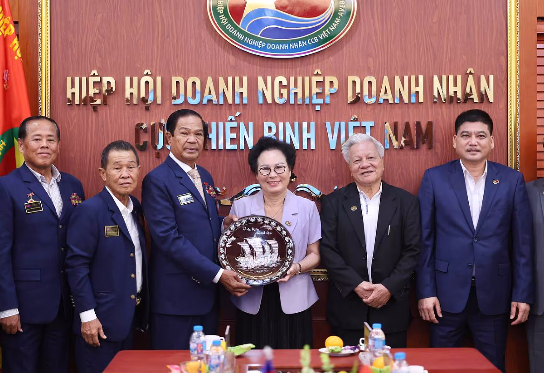 នាយឧត្តមសេនីយ៍ គន់ គីម អញ្ជើញជួបពិភាក្សាការងារជាមួយថ្នាក់ដឹកនាំ សមាគមធុរកិច្ចអតីតយុទ្ធជនវៀតណាម 