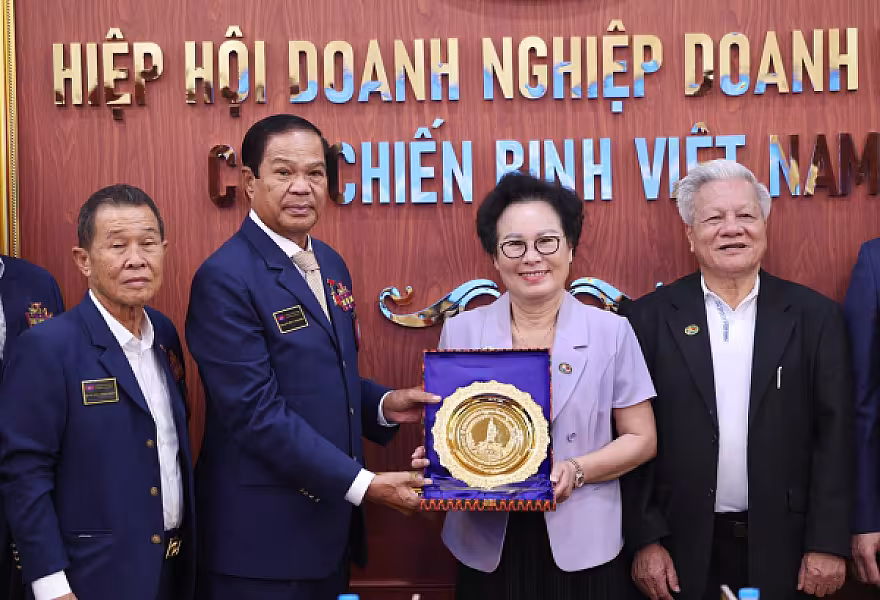 នាយឧត្តមសេនីយ៍ គន់ គីម អញ្ជើញជួបពិភាក្សាការងារជាមួយថ្នាក់ដឹកនាំ សមាគមធុរកិច្ចអតីតយុទ្ធជនវៀតណាម  - Image 2
