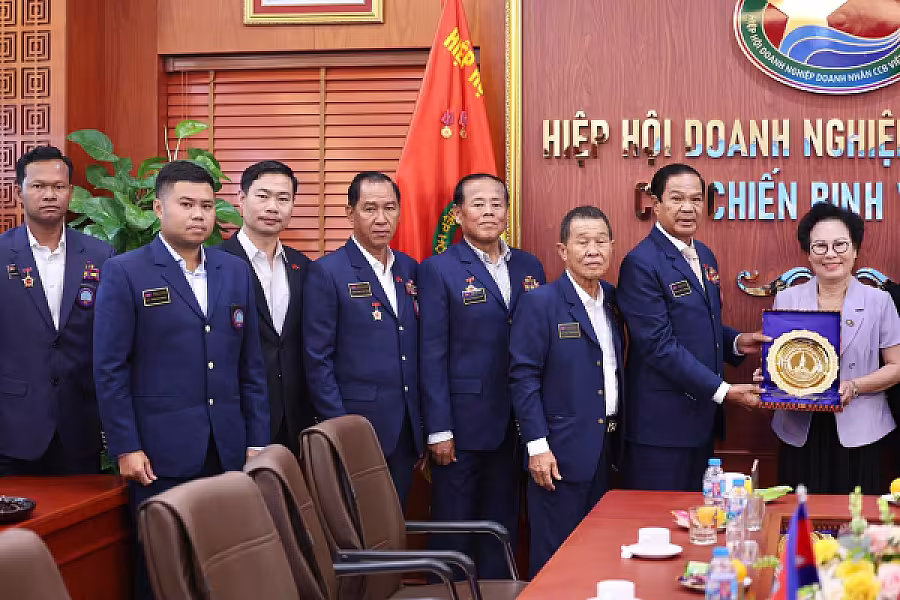 នាយឧត្តមសេនីយ៍ គន់ គីម អញ្ជើញជួបពិភាក្សាការងារជាមួយថ្នាក់ដឹកនាំ សមាគមធុរកិច្ចអតីតយុទ្ធជនវៀតណាម  - Image 3