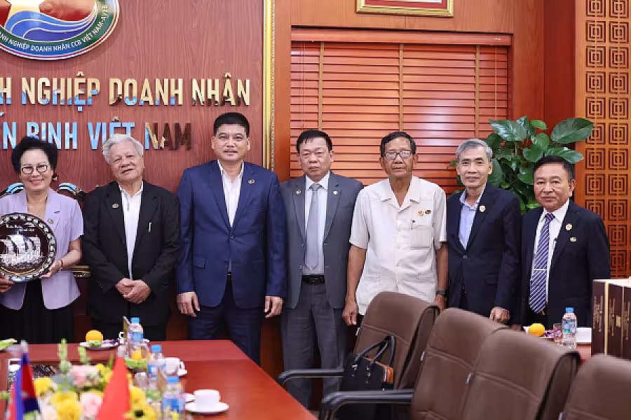 នាយឧត្តមសេនីយ៍ គន់ គីម អញ្ជើញជួបពិភាក្សាការងារជាមួយថ្នាក់ដឹកនាំ សមាគមធុរកិច្ចអតីតយុទ្ធជនវៀតណាម  - Image 4