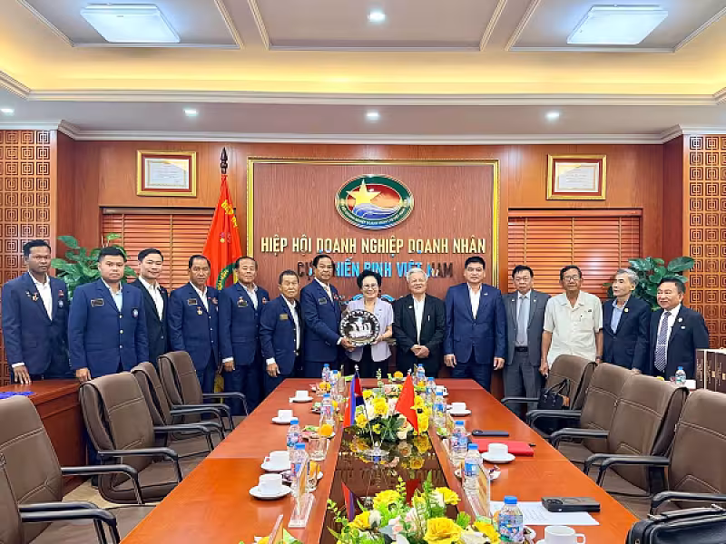 នាយឧត្តមសេនីយ៍ គន់ គីម អញ្ជើញជួបពិភាក្សាការងារជាមួយថ្នាក់ដឹកនាំ សមាគមធុរកិច្ចអតីតយុទ្ធជនវៀតណាម  - Image 6
