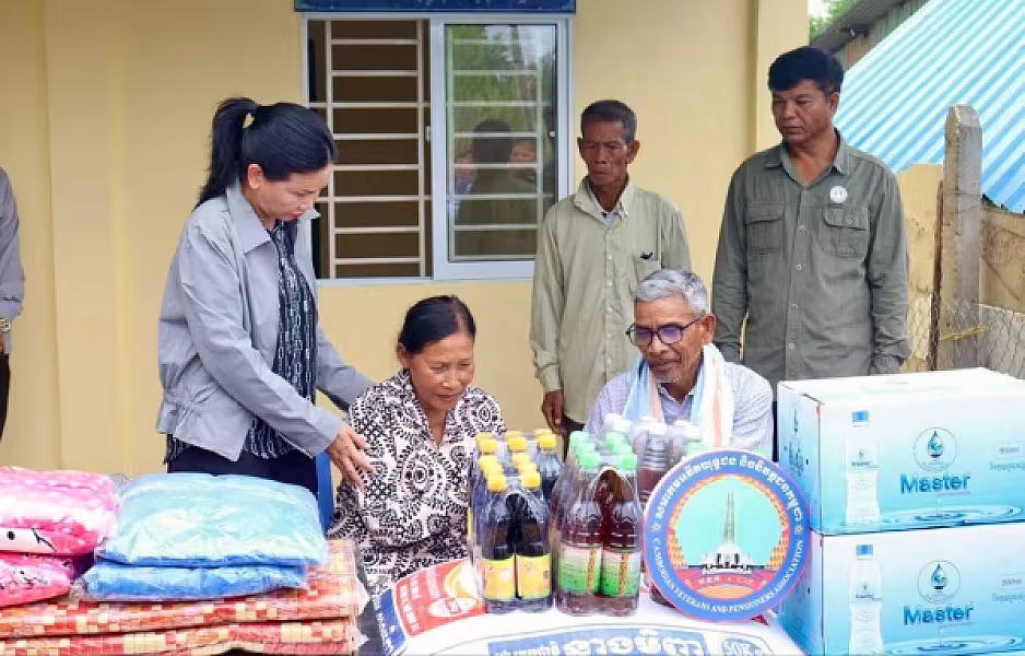 លោកជំទាវ បាន ស្រីមុំ អញ្ជើញចុះប្រគល់ផ្ទះថ្នី ១ខ្នងជូនអតីតយុទ្ធជន នៅស្រុកសាលាក្រៅ - Image 3