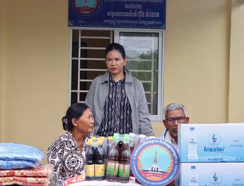 លោកជំទាវ បាន ស្រីមុំ អញ្ជើញចុះប្រគល់ផ្ទះថ្នី ១ខ្នងជូនអតីតយុទ្ធជន នៅស្រុកសាលាក្រៅ - Image 4