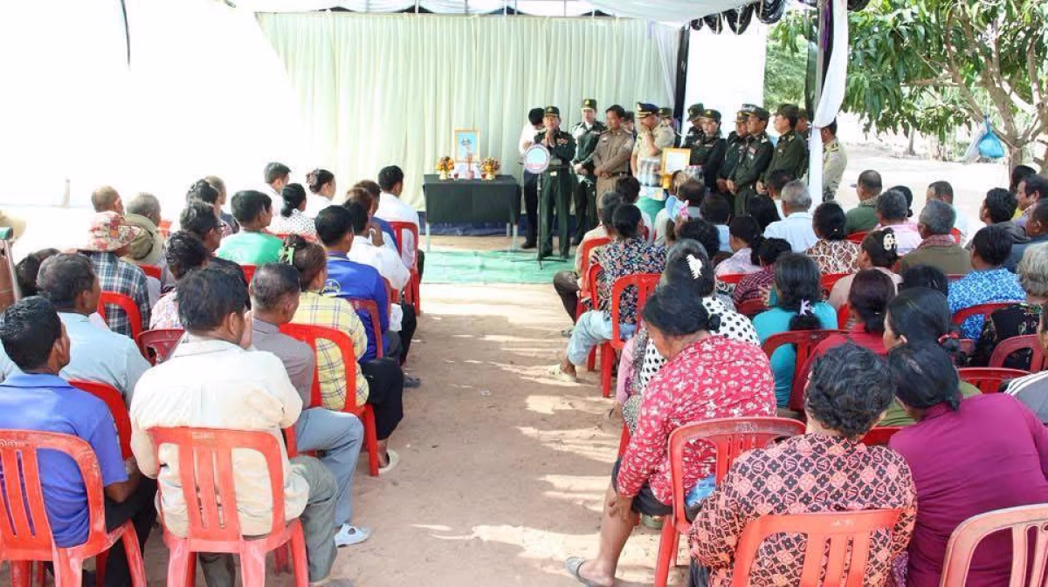 ឧត្តមសេនីយ៍ទោ សោម ស៊ុន នាំយកអំណោយ និងគោរពវិញ្ញាណក្ខន្ធសពអតីតយុទ្ធជន នៅមណ្ឌលអភិវឌ្ឍន៍អតីតយុទ្ធជន មរតកតេជោធិបតីថ្លុកព្រីង