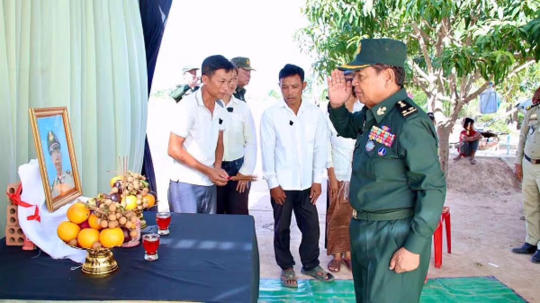 ឧត្តមសេនីយ៍ទោ សោម ស៊ុន នាំយកអំណោយ និងគោរពវិញ្ញាណក្ខន្ធសពអតីតយុទ្ធជន នៅមណ្ឌលអភិវឌ្ឍន៍អតីតយុទ្ធជន មរតកតេជោធិបតីថ្លុកព្រីង - Image 2