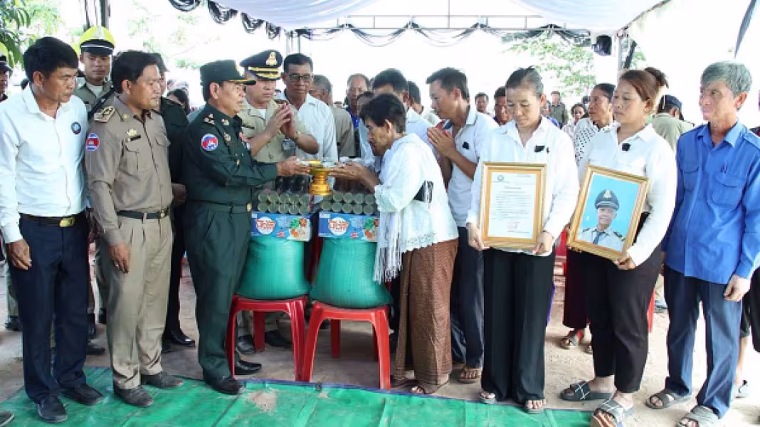 ឧត្តមសេនីយ៍ទោ សោម ស៊ុន នាំយកអំណោយ និងគោរពវិញ្ញាណក្ខន្ធសពអតីតយុទ្ធជន នៅមណ្ឌលអភិវឌ្ឍន៍អតីតយុទ្ធជន មរតកតេជោធិបតីថ្លុកព្រីង - Image 4