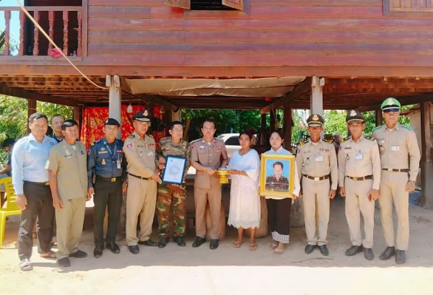 អ.ន.ក.ស្រុកស្រីស្នំ នាំយកថវិកាបេឡាមរណសង្គ្រោះប្រគល់ជូនគ្រួសារសពសមាជិកចំនួន ២គ្រួសារ - Image 2