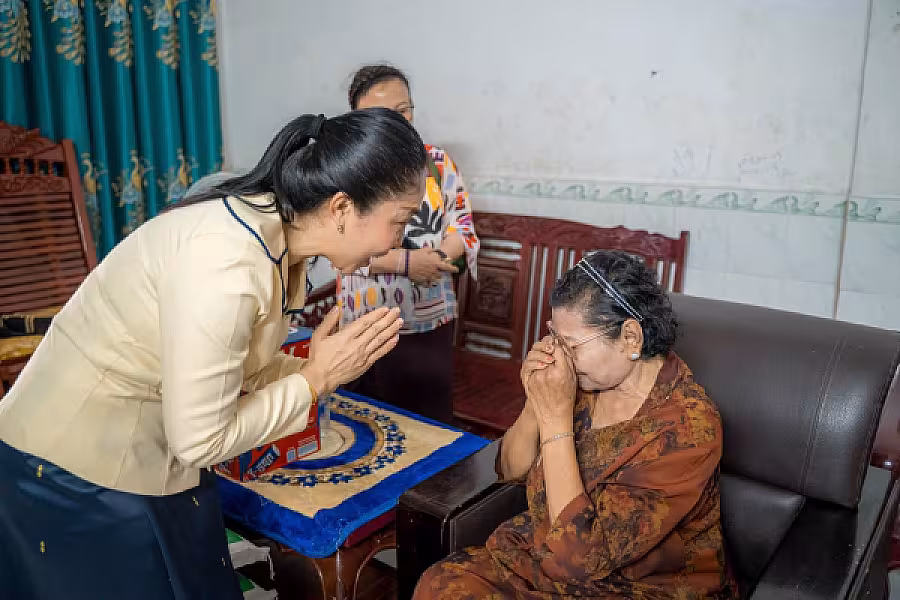 លោកជំទាវ ទុយ សិរីរតនៈ នេត្រភក្ត្រា តំណាងឯកឧត្តម នេត្រ ភក្ត្រា អញ្ជើញបានចុះសួរសុខទុក្ខនិវត្តជន