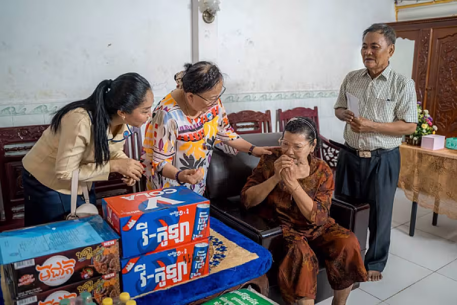 លោកជំទាវ ទុយ សិរីរតនៈ នេត្រភក្ត្រា តំណាងឯកឧត្តម នេត្រ ភក្ត្រា អញ្ជើញបានចុះសួរសុខទុក្ខនិវត្តជន - Image 2