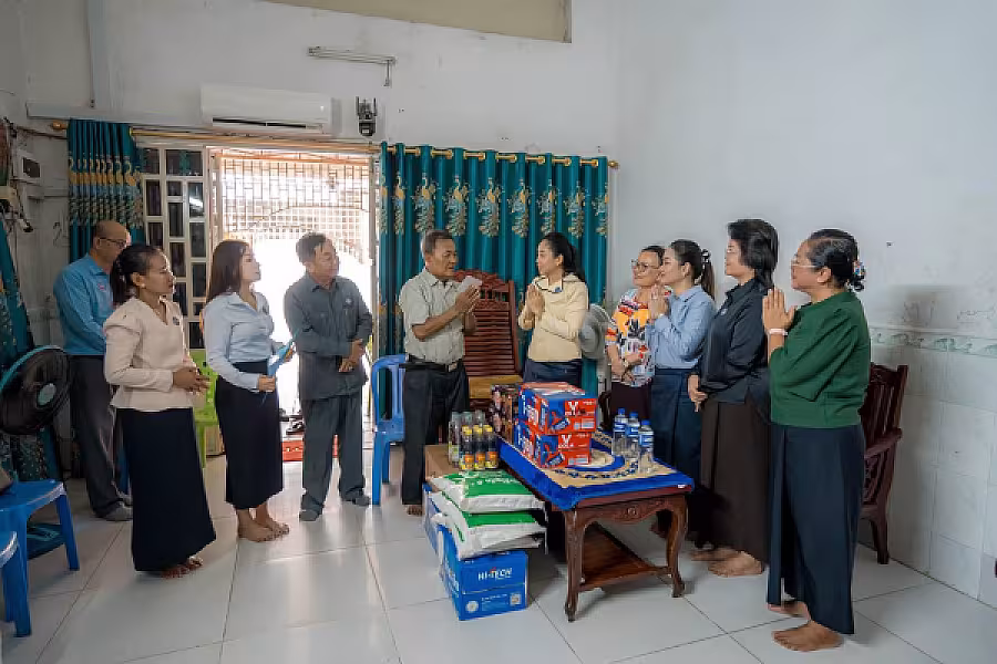 លោកជំទាវ ទុយ សិរីរតនៈ នេត្រភក្ត្រា តំណាងឯកឧត្តម នេត្រ ភក្ត្រា អញ្ជើញបានចុះសួរសុខទុក្ខនិវត្តជន - Image 3