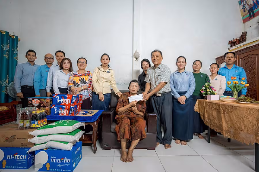 លោកជំទាវ ទុយ សិរីរតនៈ នេត្រភក្ត្រា តំណាងឯកឧត្តម នេត្រ ភក្ត្រា អញ្ជើញបានចុះសួរសុខទុក្ខនិវត្តជន - Image 4