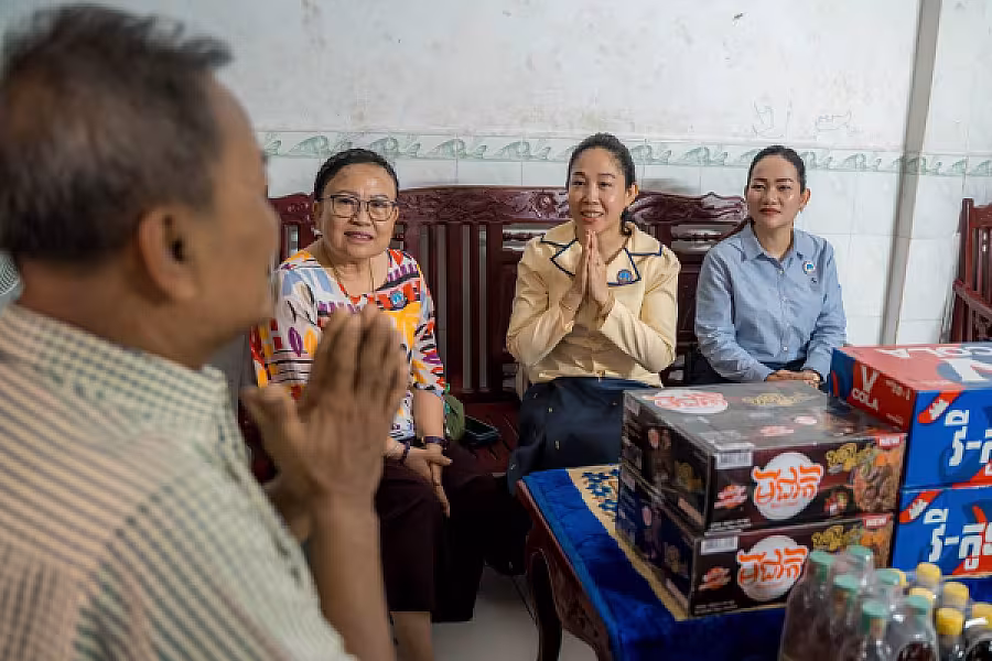 លោកជំទាវ ទុយ សិរីរតនៈ នេត្រភក្ត្រា តំណាងឯកឧត្តម នេត្រ ភក្ត្រា អញ្ជើញបានចុះសួរសុខទុក្ខនិវត្តជន - Image 5