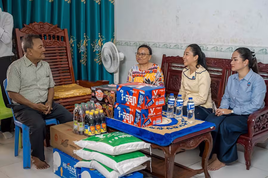 លោកជំទាវ ទុយ សិរីរតនៈ នេត្រភក្ត្រា តំណាងឯកឧត្តម នេត្រ ភក្ត្រា អញ្ជើញបានចុះសួរសុខទុក្ខនិវត្តជន - Image 6