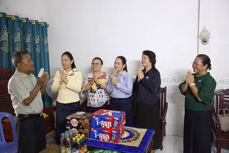 លោកជំទាវ ទុយ សិរីរតនៈ នេត្រភក្ត្រា តំណាងឯកឧត្តម នេត្រ ភក្ត្រា អញ្ជើញបានចុះសួរសុខទុក្ខនិវត្តជន - Image 9
