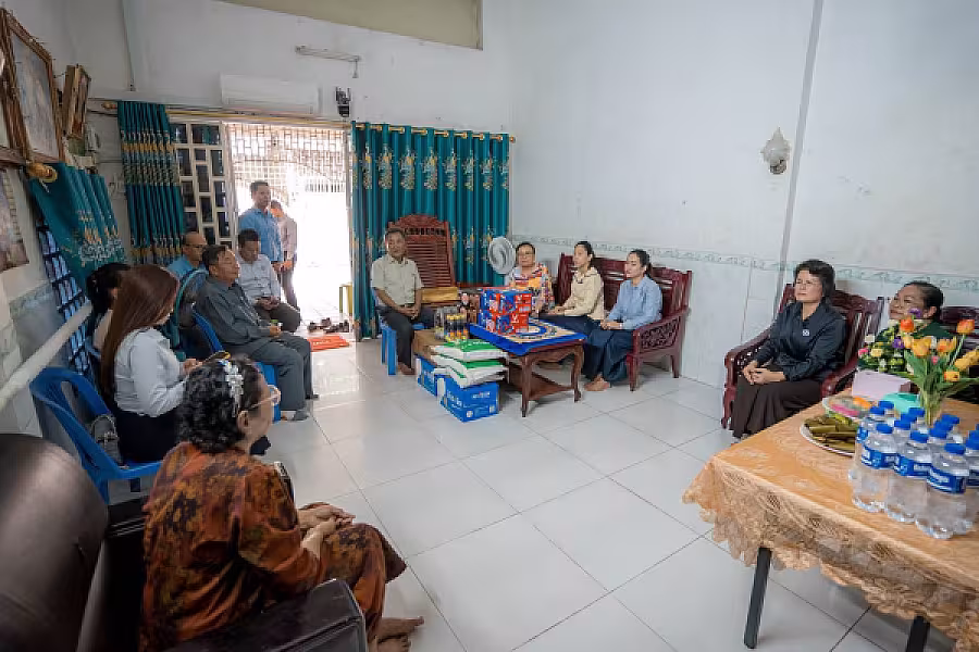 លោកជំទាវ ទុយ សិរីរតនៈ នេត្រភក្ត្រា តំណាងឯកឧត្តម នេត្រ ភក្ត្រា អញ្ជើញបានចុះសួរសុខទុក្ខនិវត្តជន - Image 10