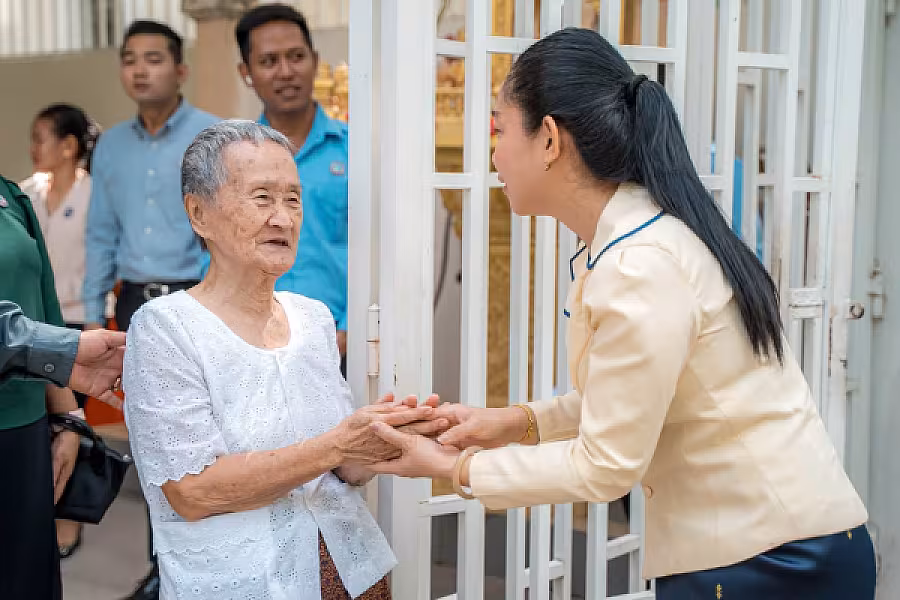 លោកជំទាវ ទុយ សិរីរតនៈ នេត្រភក្ត្រា តំណាងឯកឧត្តម នេត្រ ភក្ត្រា អញ្ជើញបានចុះសួរសុខទុក្ខនិវត្តជន - Image 11