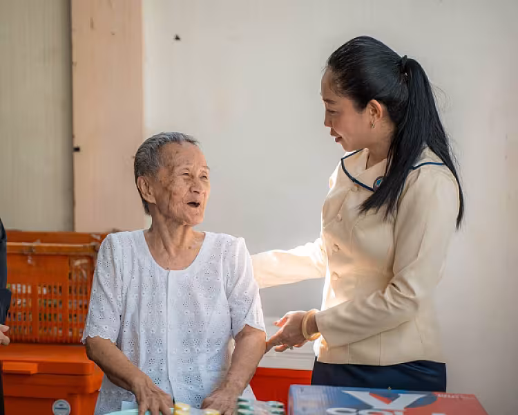 លោកជំទាវ ទុយ សិរីរតនៈ នេត្រភក្ត្រា តំណាងឯកឧត្តម នេត្រ ភក្ត្រា អញ្ជើញបានចុះសួរសុខទុក្ខនិវត្តជន - Image 14