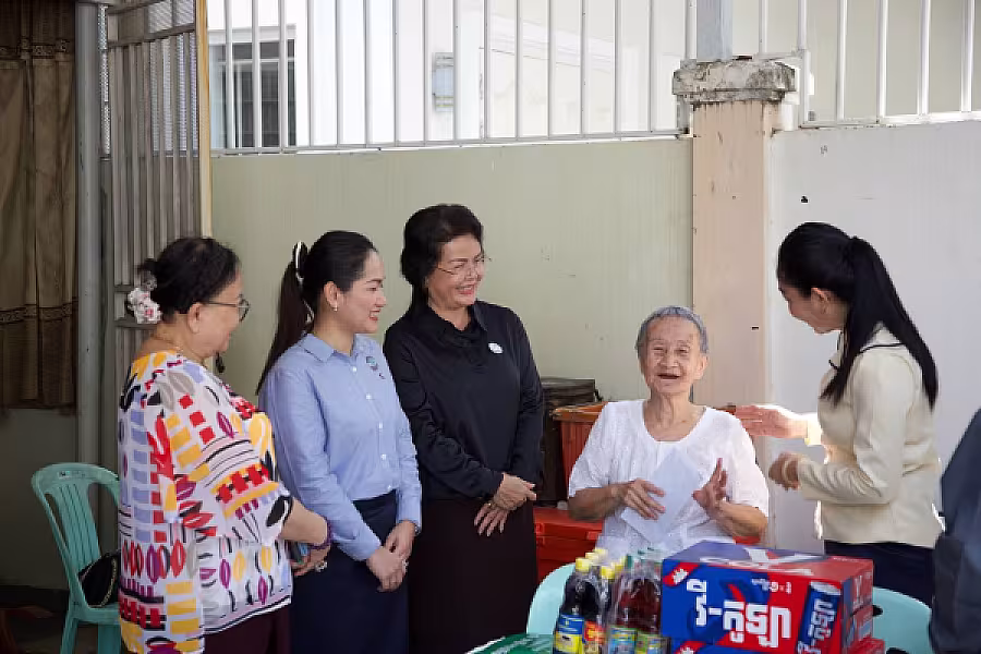 លោកជំទាវ ទុយ សិរីរតនៈ នេត្រភក្ត្រា តំណាងឯកឧត្តម នេត្រ ភក្ត្រា អញ្ជើញបានចុះសួរសុខទុក្ខនិវត្តជន - Image 18