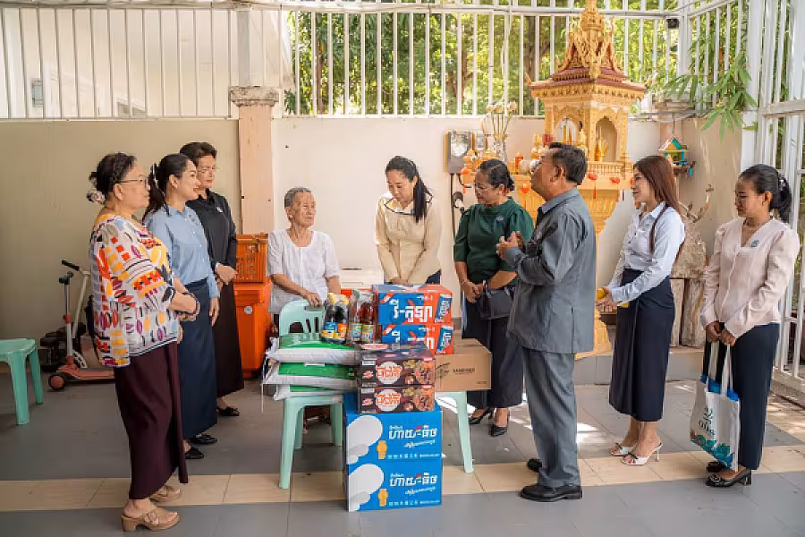 លោកជំទាវ ទុយ សិរីរតនៈ នេត្រភក្ត្រា តំណាងឯកឧត្តម នេត្រ ភក្ត្រា អញ្ជើញបានចុះសួរសុខទុក្ខនិវត្តជន - Image 19