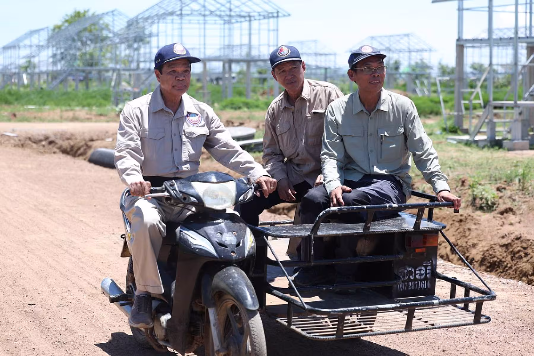 ឯកឧត្តម គន់ គីម អញ្ជើញចុះពិនិត្យស្ថានភាពរស់នៅ និង អាជីវកម្មប្រជាពលរដ្ឋភៀសសឹក ក្នុងខេត្តបន្ទាយមានជ័យ