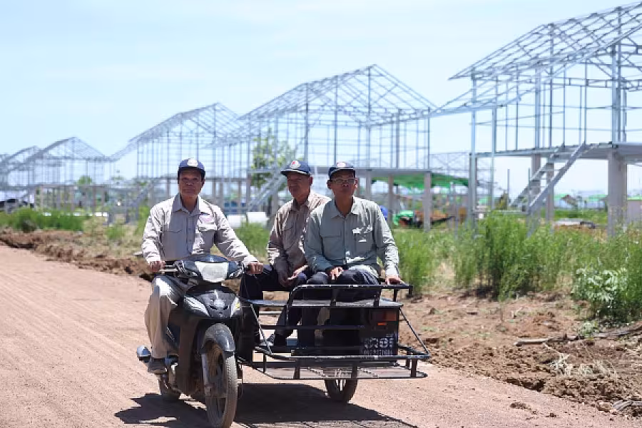 ឯកឧត្តម គន់ គីម អញ្ជើញចុះពិនិត្យស្ថានភាពរស់នៅ និង អាជីវកម្មប្រជាពលរដ្ឋភៀសសឹក ក្នុងខេត្តបន្ទាយមានជ័យ - Image 2